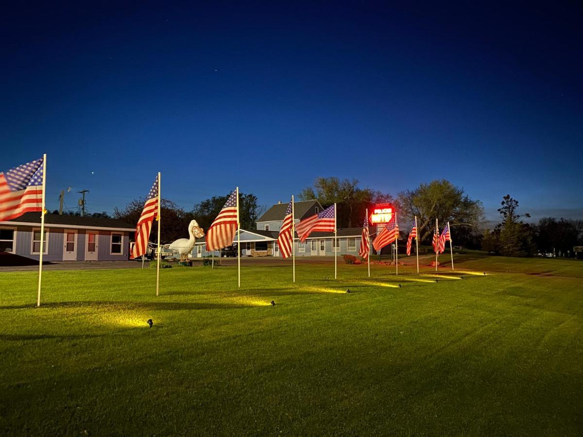 Pelican Motel Pelican Rapids Extérieur photo